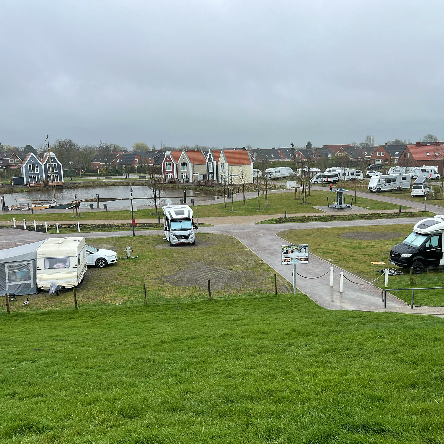 Hütten und Teich gehören dazu