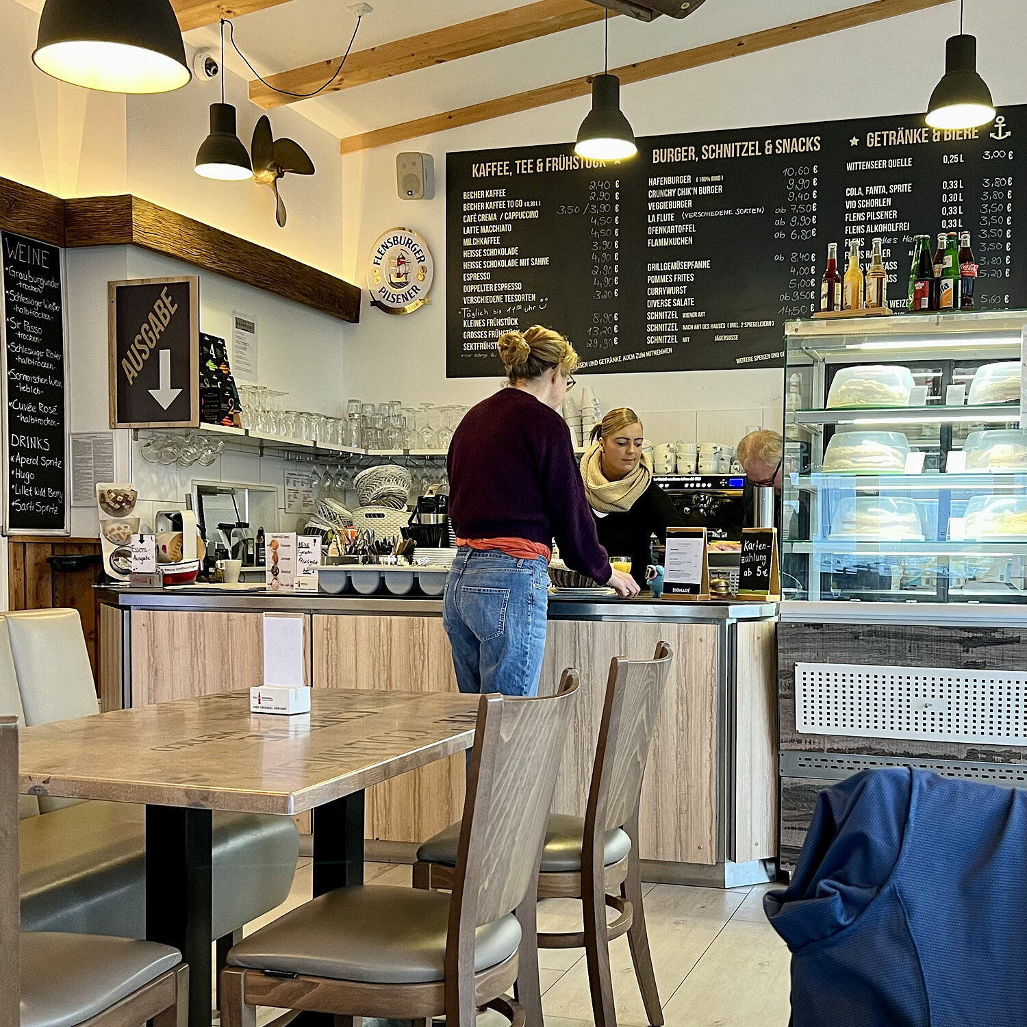 Frühstück im angrenzenden Café